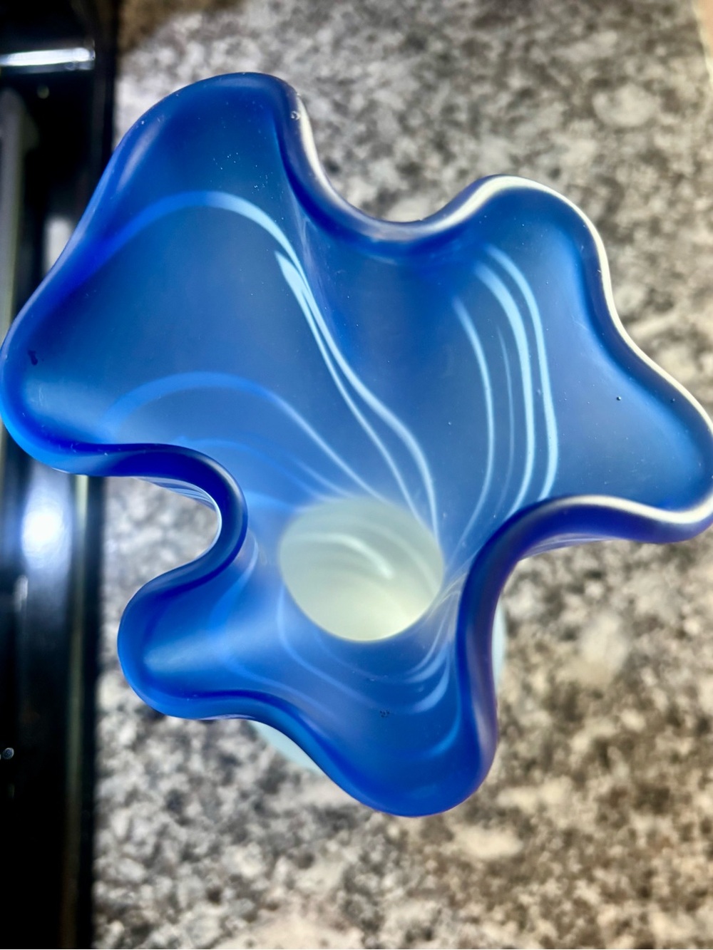 Mid-century Murano hand blown blue & white ruffle top vase - Picture 7 of 12